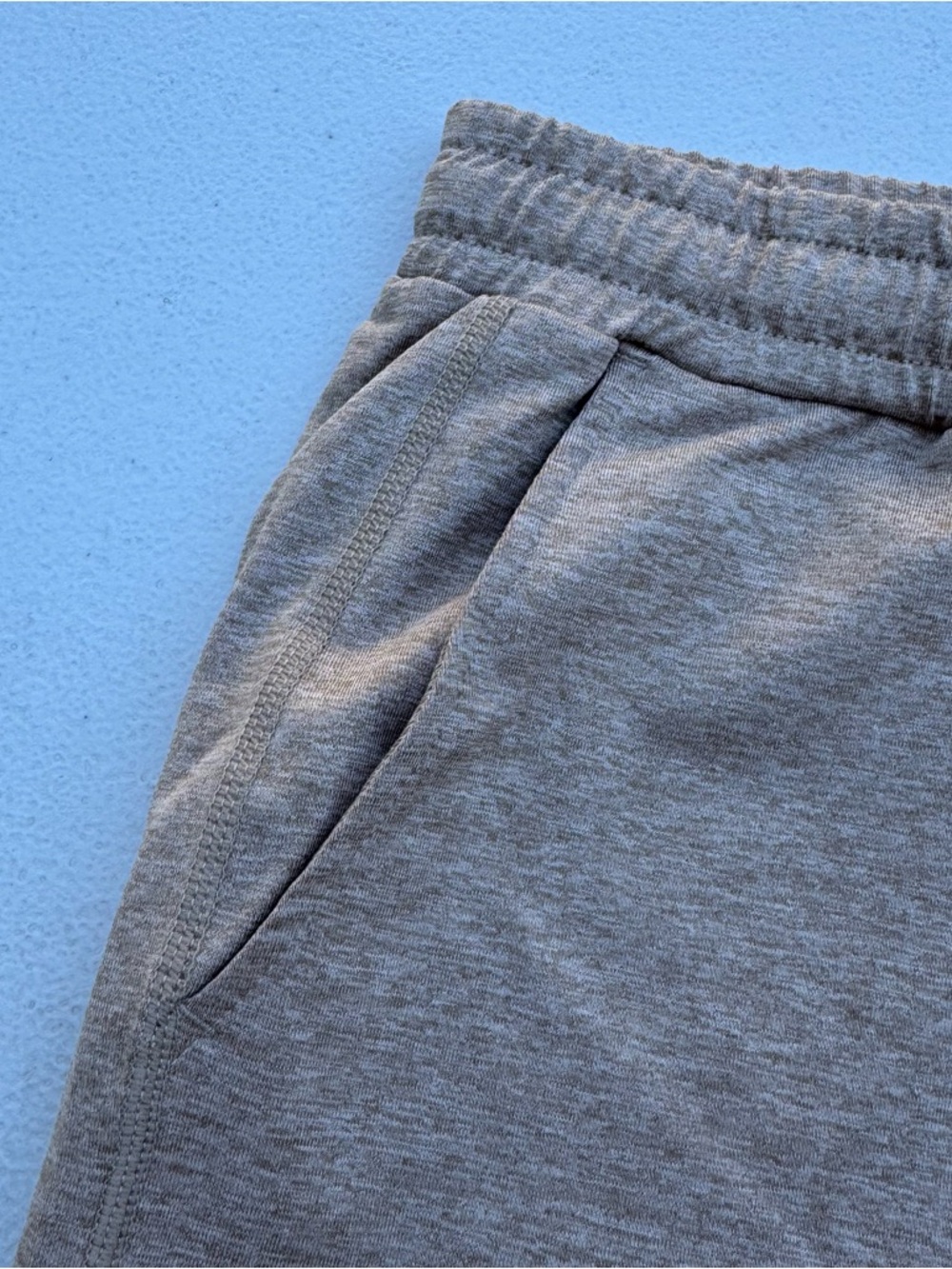 Vuori Men’s Sunday Performance Short NWT Small Camel Heather 7.5 Inseam - Picture 15 of 17